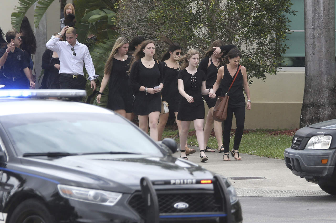 Alumnos y padres vuelven a la escuela de Florida escenario de la matanza. Noticias en tiempo real