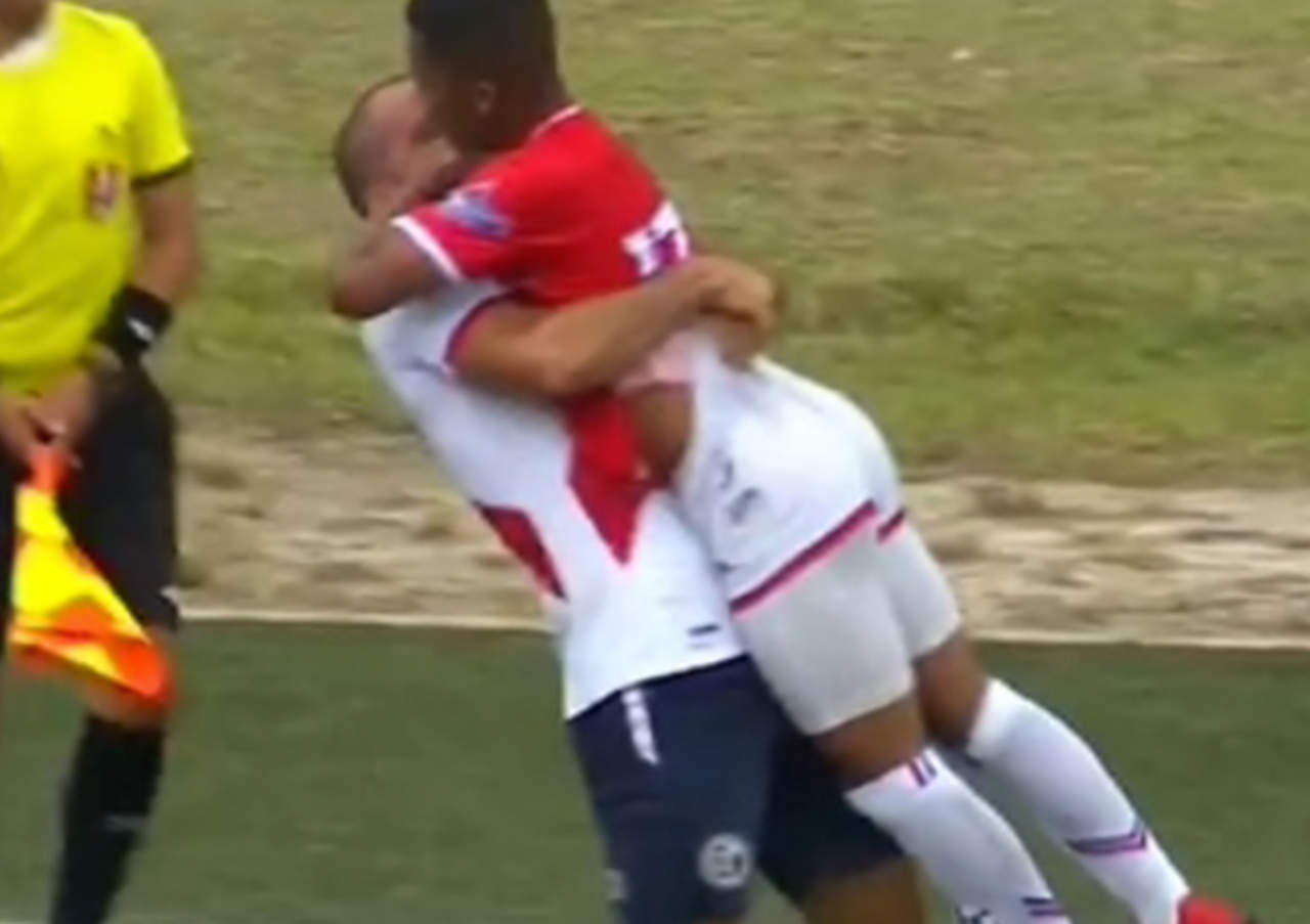 El beso entre dos futbolistas que se hizo viral. Noticias en tiempo real
