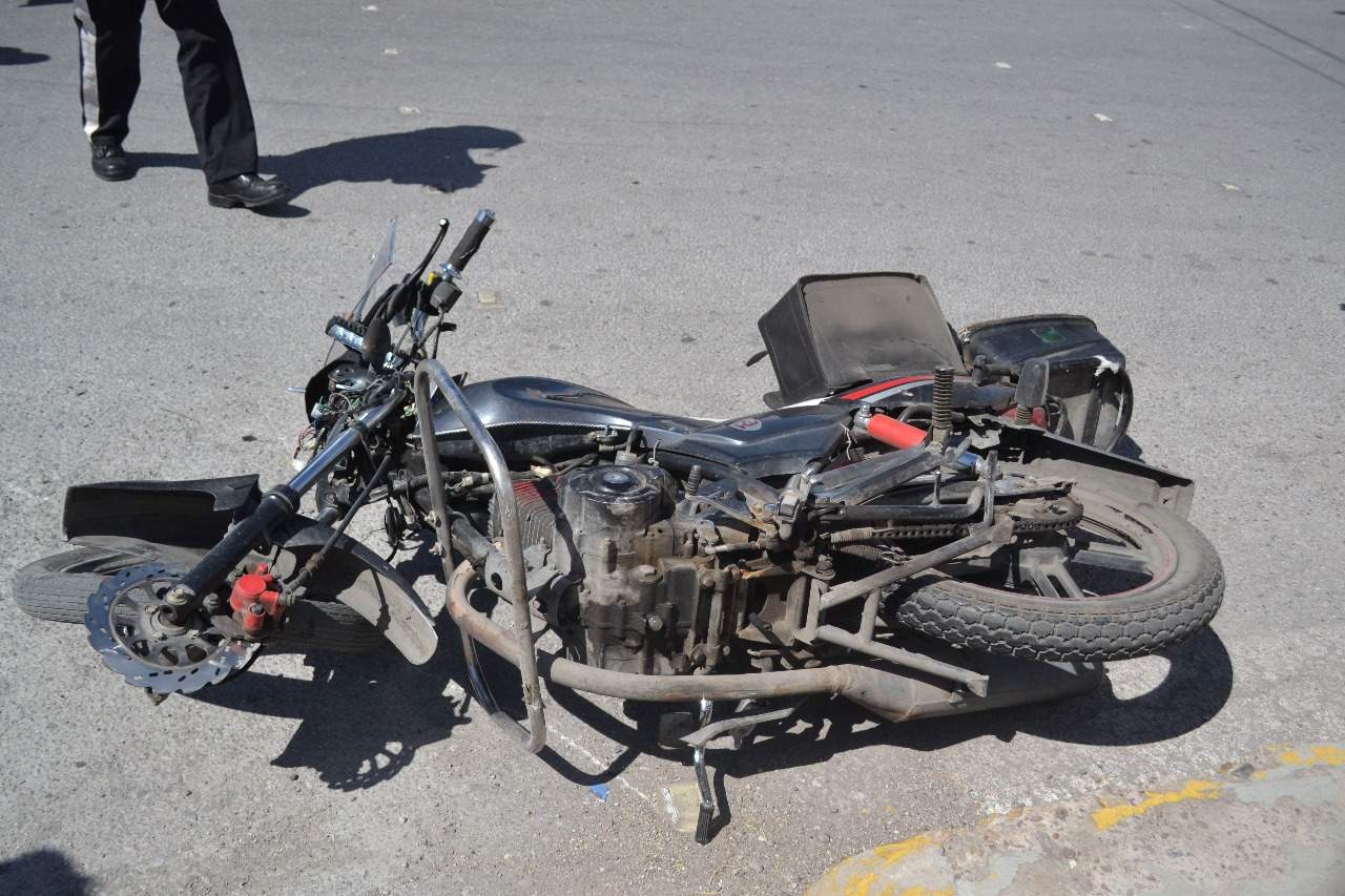 Camión repartidor arrolla a motociclista en Torreón. Noticias en tiempo real