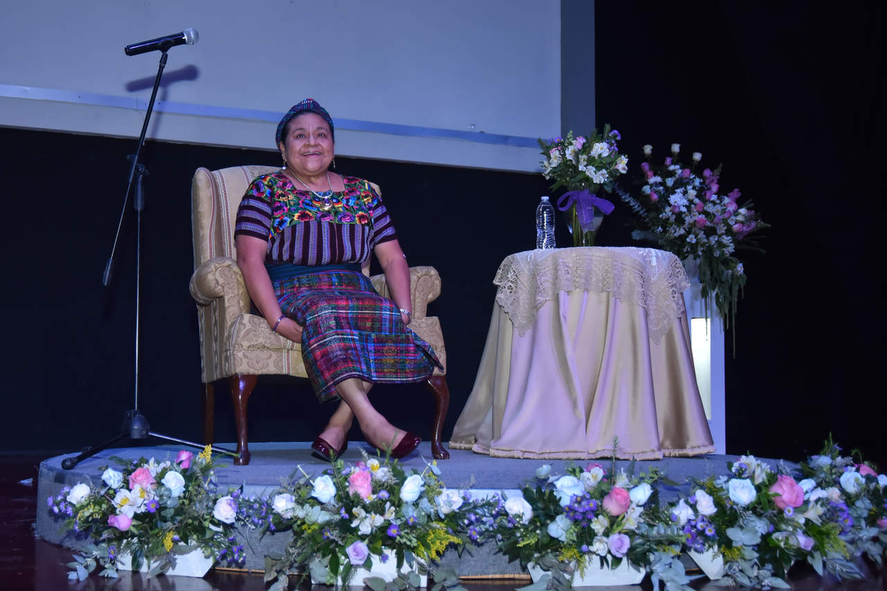 Ofrece Rigoberta Menchú conferencia ante cientos de laguneros. Noticias en tiempo real