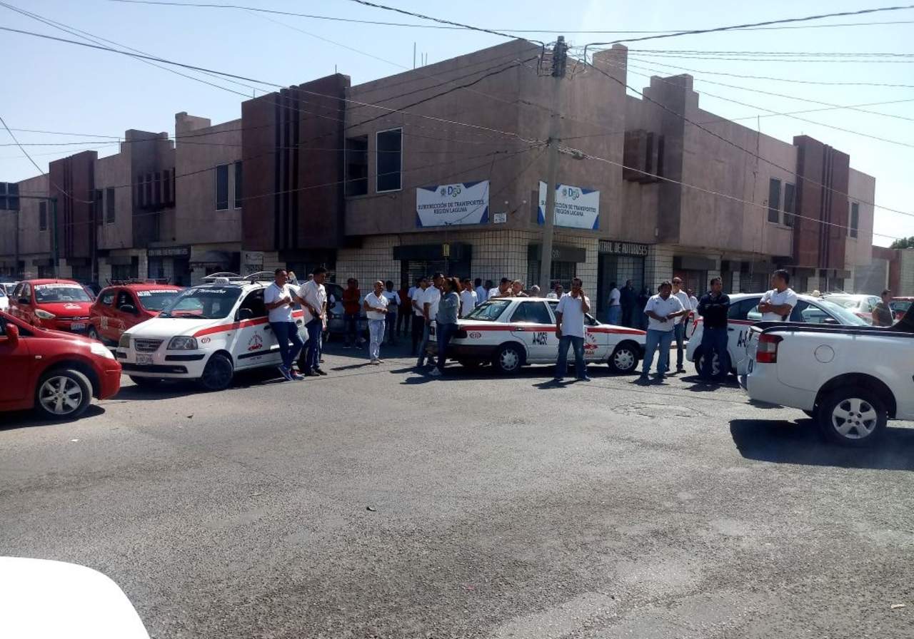 Se manifiestan taxistas; denuncian hostigamiento de Fuerza Coahuila. Noticias en tiempo real