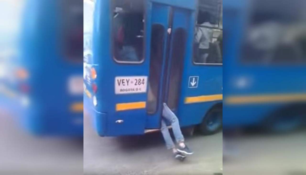 Ladrón se queda atrapado en la puerta del autobús. Noticias en tiempo real