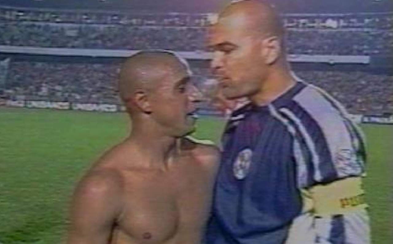 Chilavert crachant sur Roberto Carlos lors des éliminatoires de la Coupe du Monde 2002 - source : elsiglodetorreon.com.mx