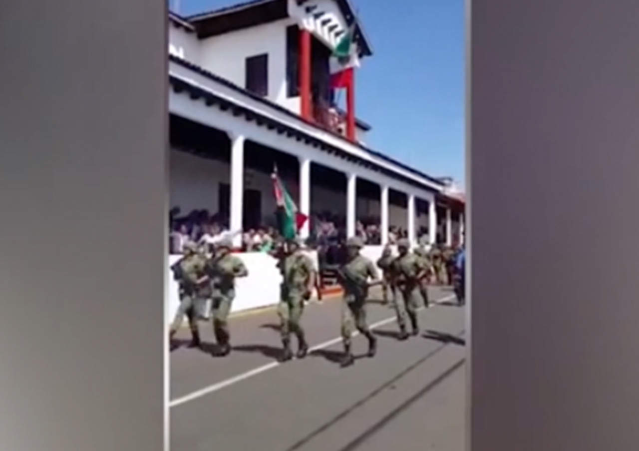 Tribuna con 50 funcionarios se derrumba en Michoacán. Noticias en tiempo real