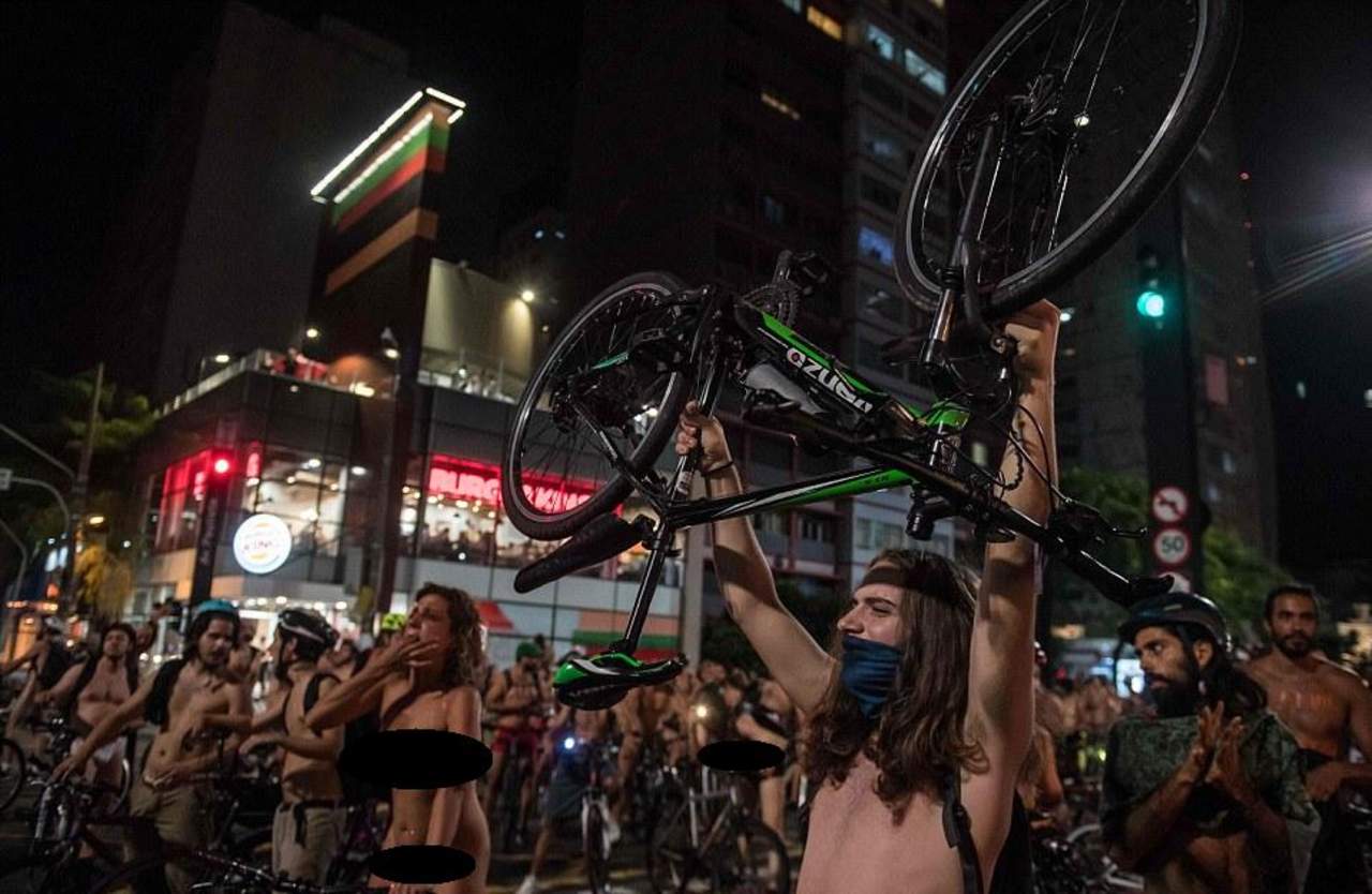 Manifestantes desnudos sobre bicicletas en Brasil. Noticias en tiempo real