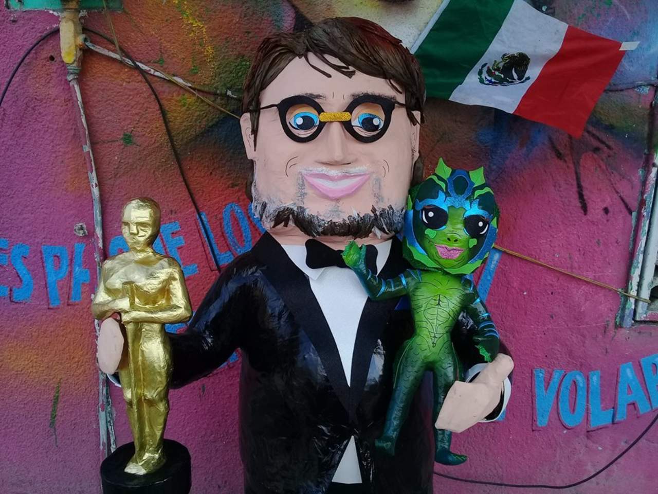 Lanzan piñata de Guillermo del Toro. Noticias en tiempo real