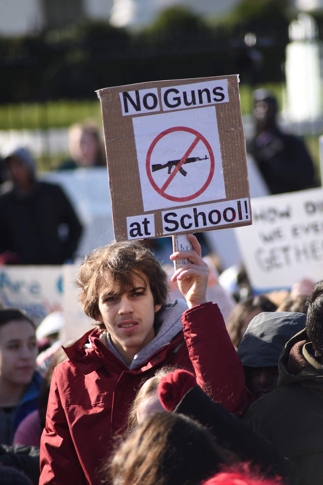 Aprueban ley en EU para proteger escuelas sin aumentar control armas. Noticias en tiempo real