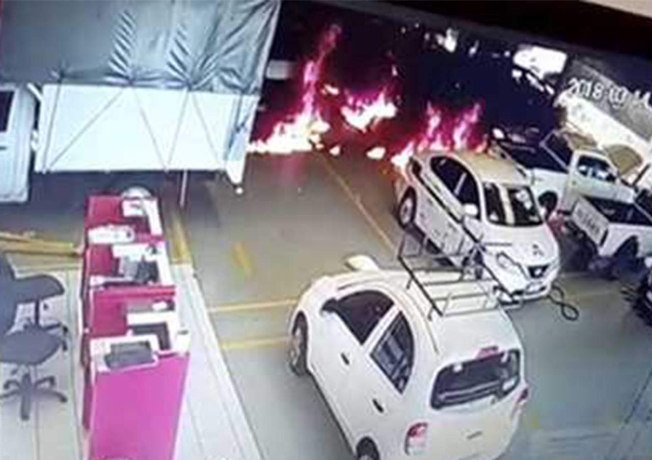 Atacan agencia automotriz con bomba en Uruapan. Noticias en tiempo real