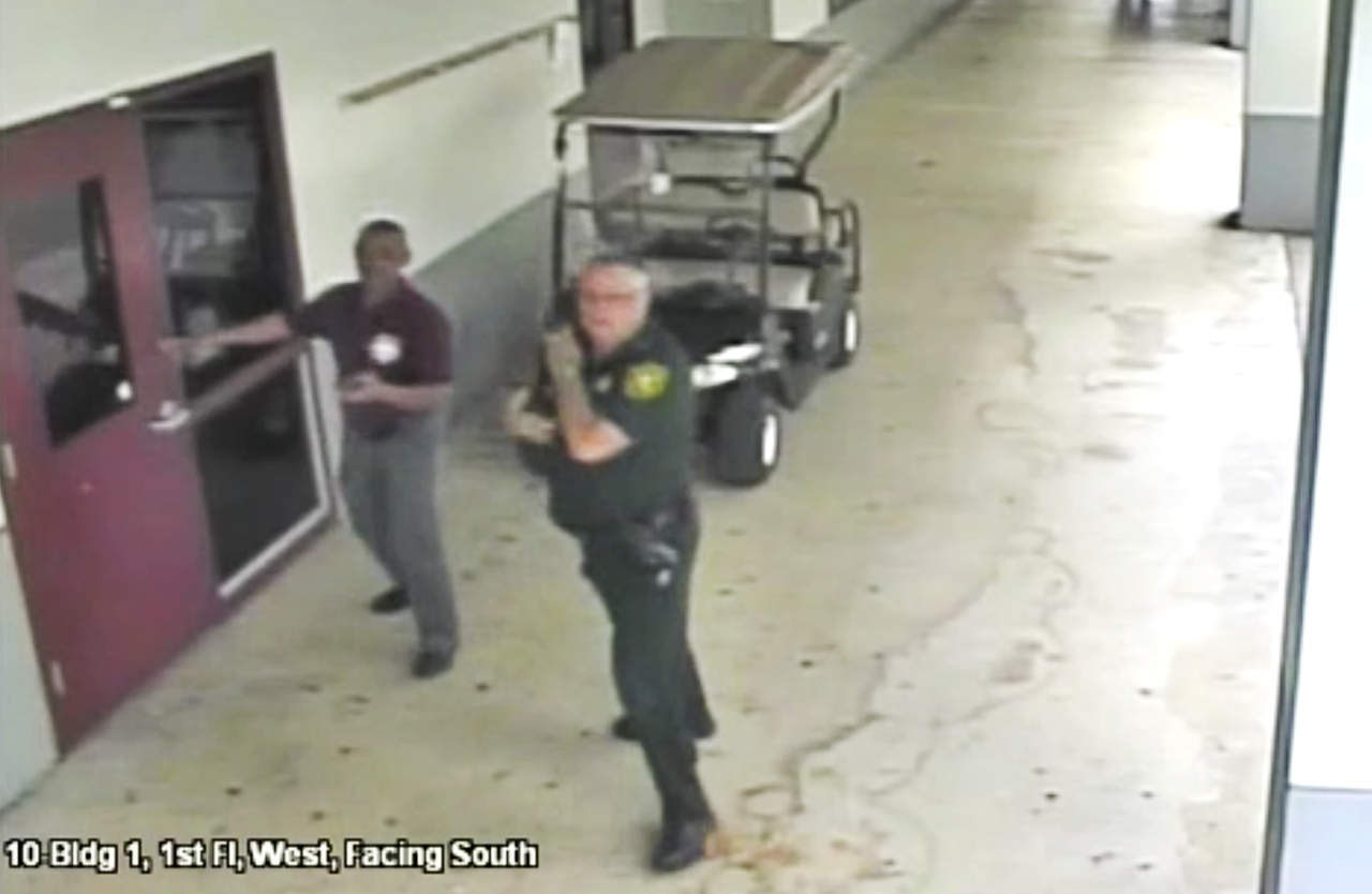 Divulgan videos de vigilancia de escuela de Florida durante tiroteo. Noticias en tiempo real