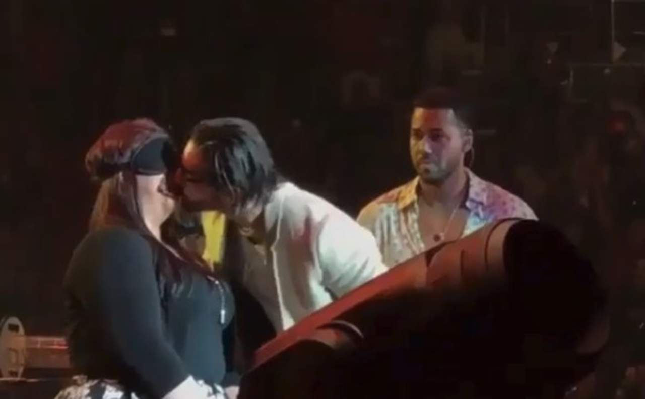 Maluma y Romeo Santos reparten besos en el escenario. Noticias en tiempo real