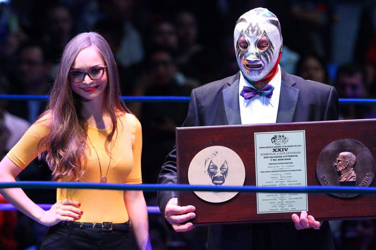 Recibe Mil Máscaras homenaje en Arena México. Noticias en tiempo real