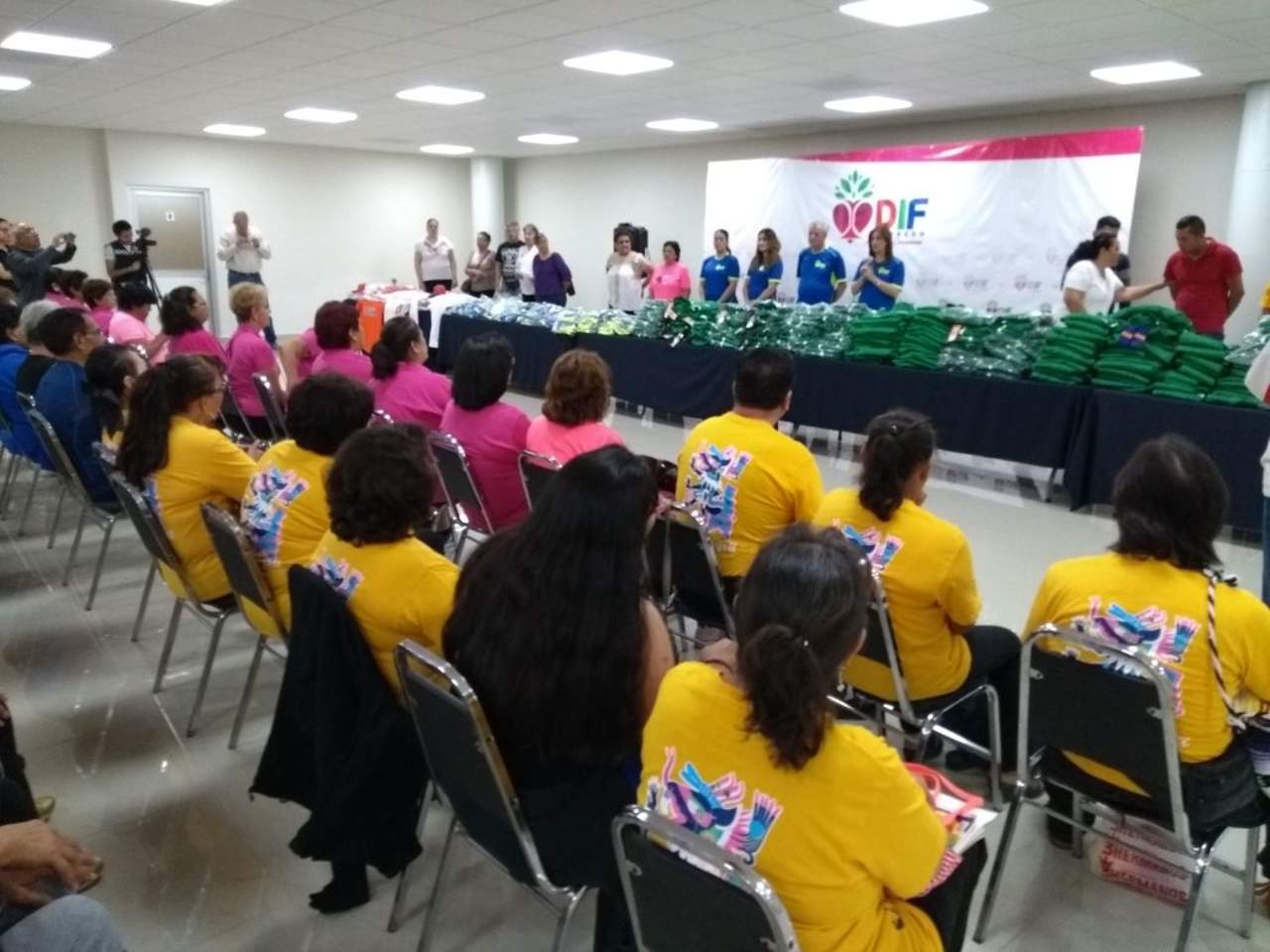 Entrega DIF Torreón uniformes para Juegos Nacionales de Adultos Mayores. Noticias en tiempo real