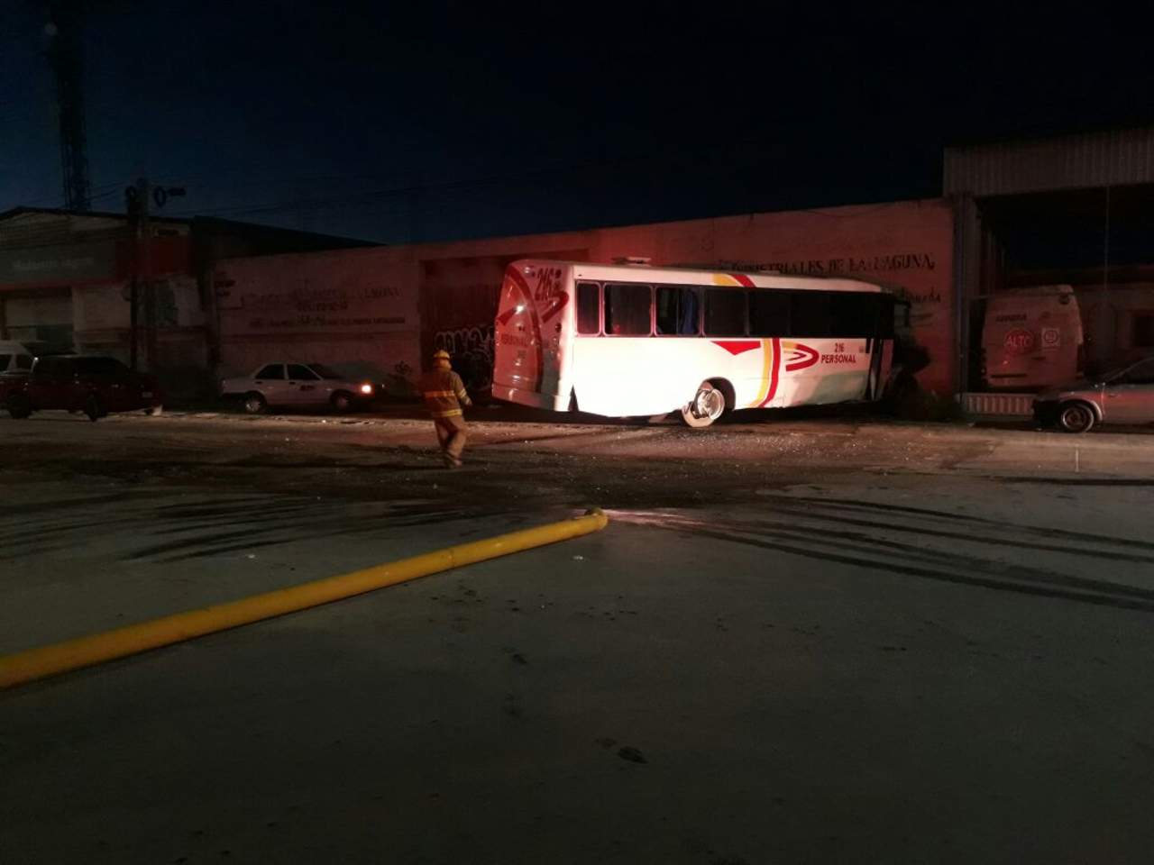 Autobús se impacta contra finca; hay 16 lesionados. Noticias en tiempo real