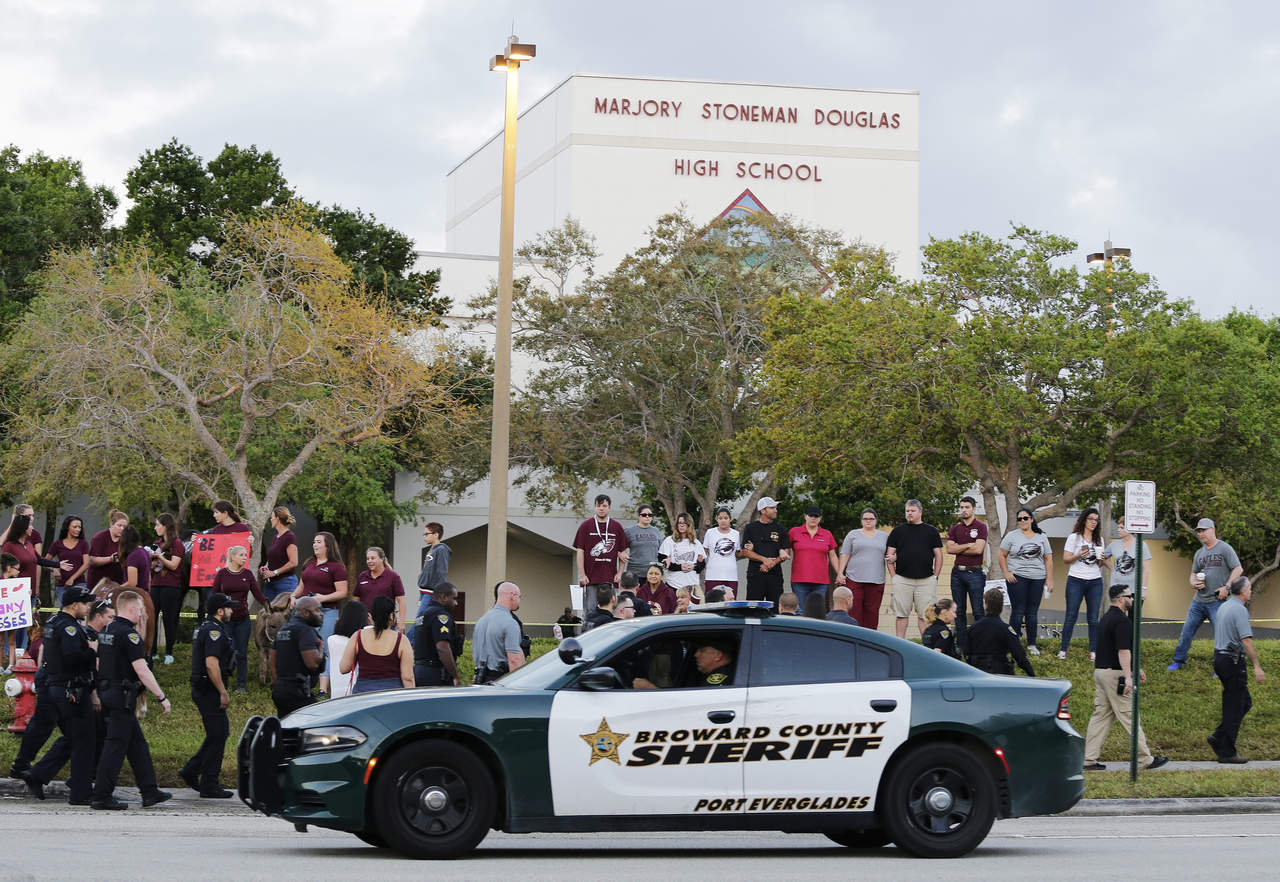 Detienen dos alumnos de escuela de tiroteo en Florida por llevar navajas. Noticias en tiempo real