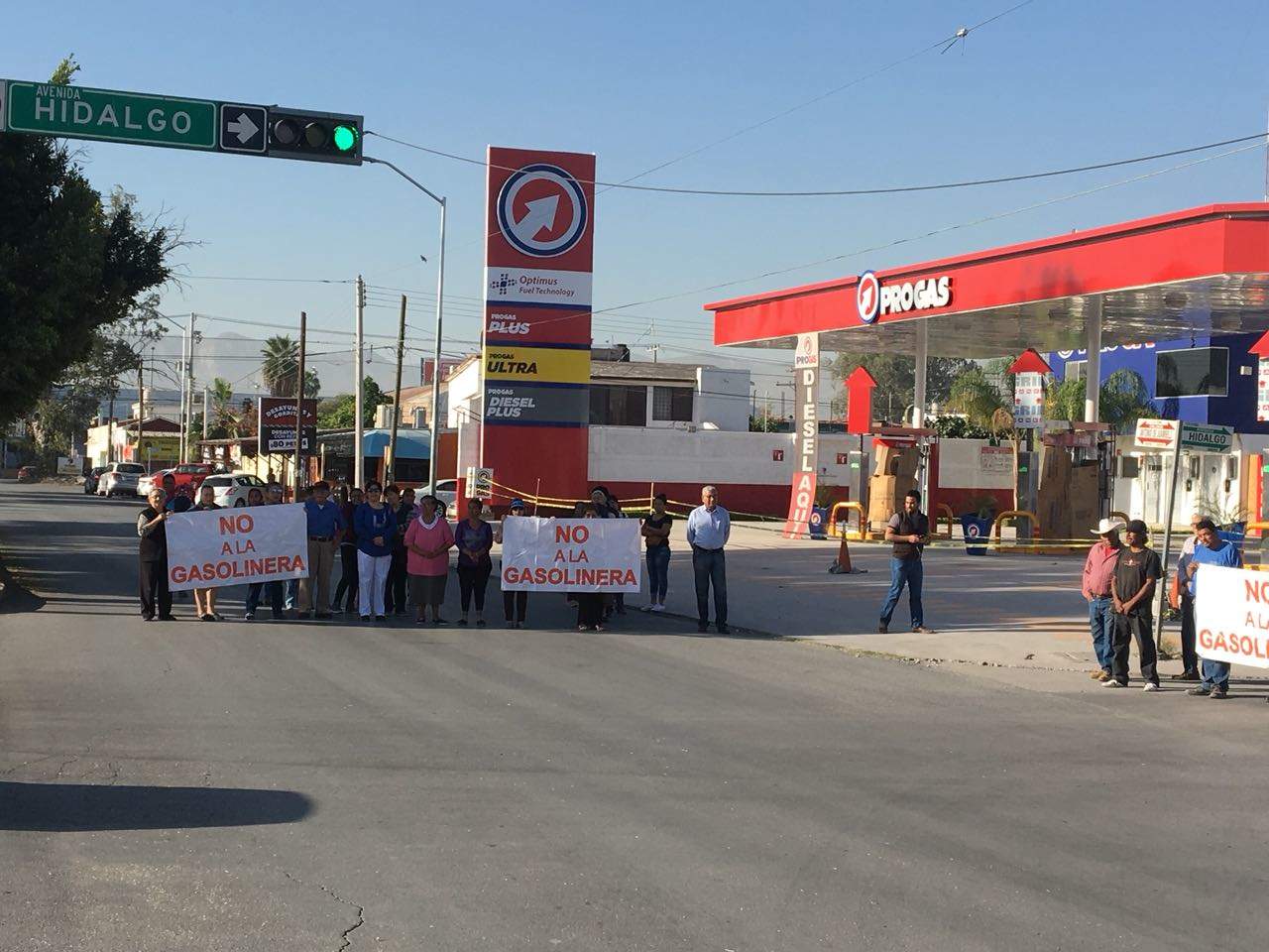 Protestan vecinos por instalación de gasolinera. Noticias en tiempo real