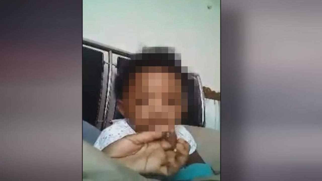 Arrestan a madre por video viral de bebé fumador. Noticias en tiempo real