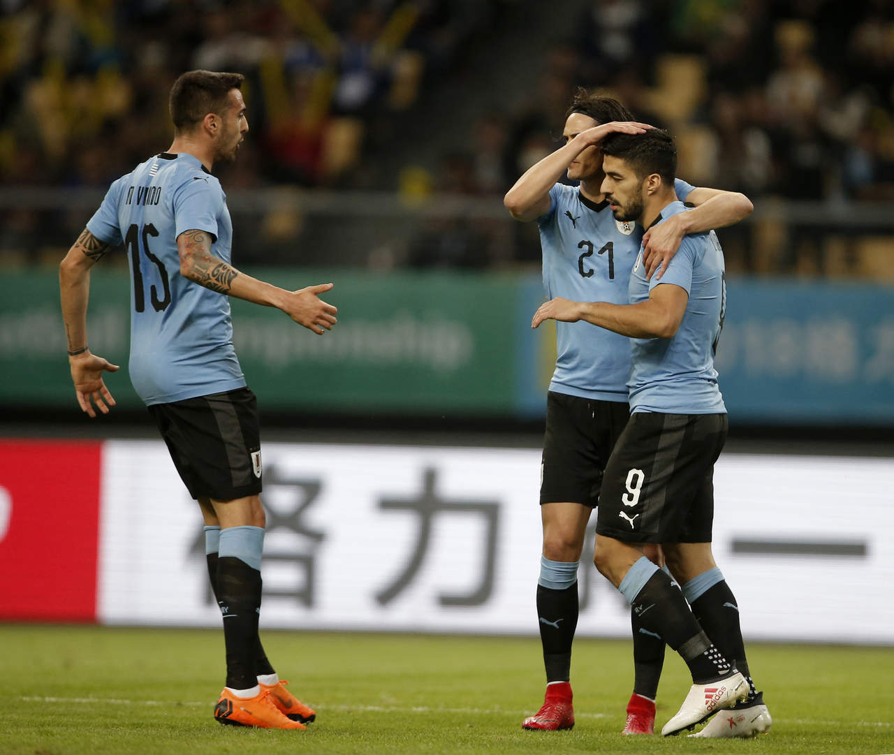 Cavani y Suárez clasifican a Uruguay a final de China Cup. Noticias en tiempo real
