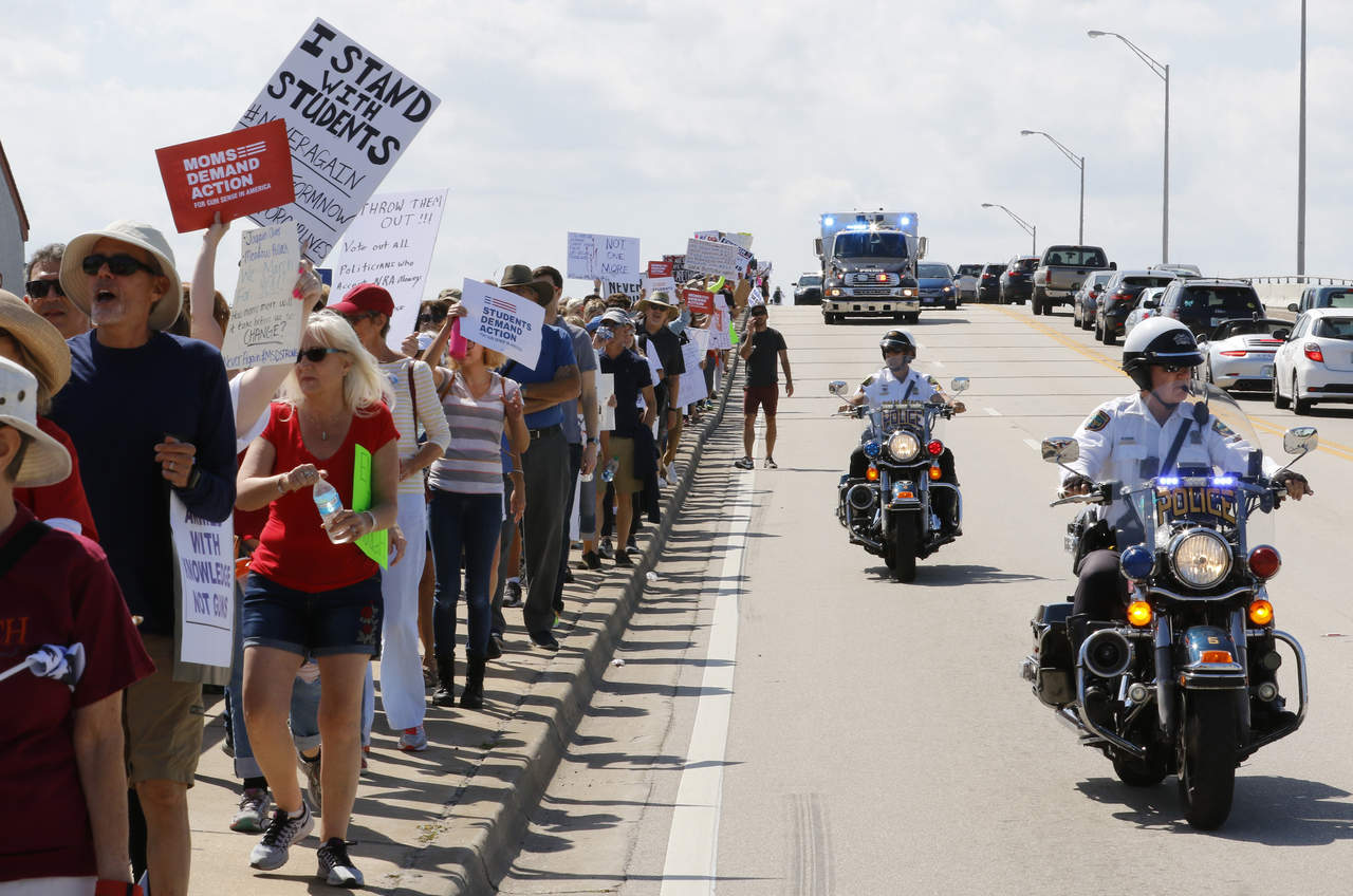 Evita Trump la marcha por mayor control de armas en Florida. Noticias en tiempo real