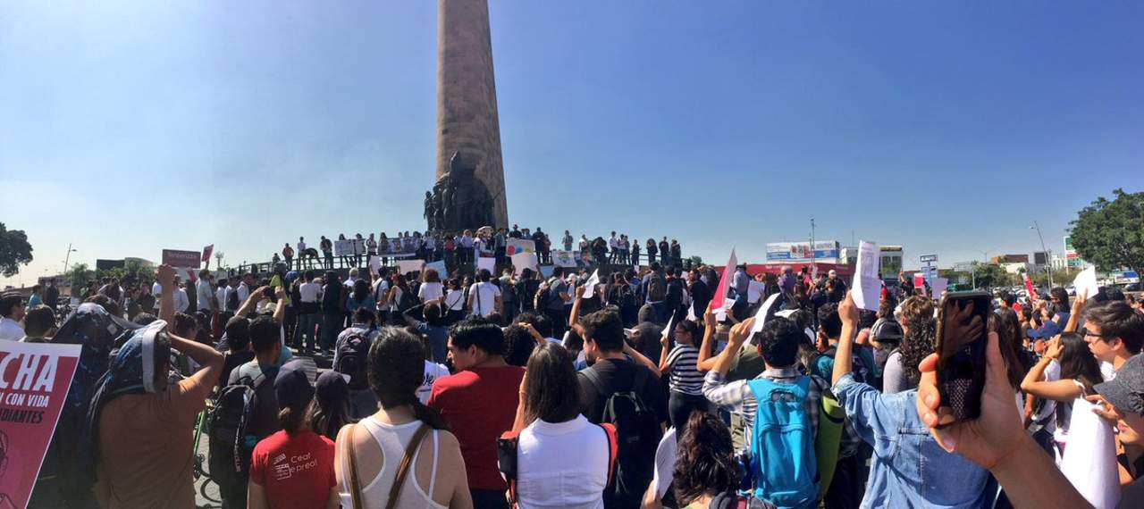 Marchan en Guadalajara por estudiantes desaparecidos. Noticias en tiempo real