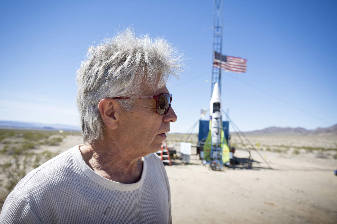 Científico autodidacta vuela su propio cohete en California. Noticias en tiempo real