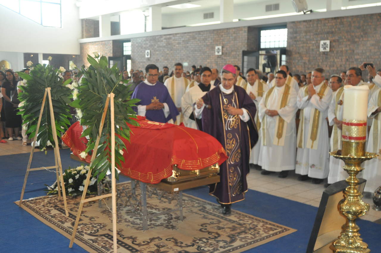 Dan el último adiós al padre Miguel Ángel en la capilla de Centro Saulo. Noticias en tiempo real