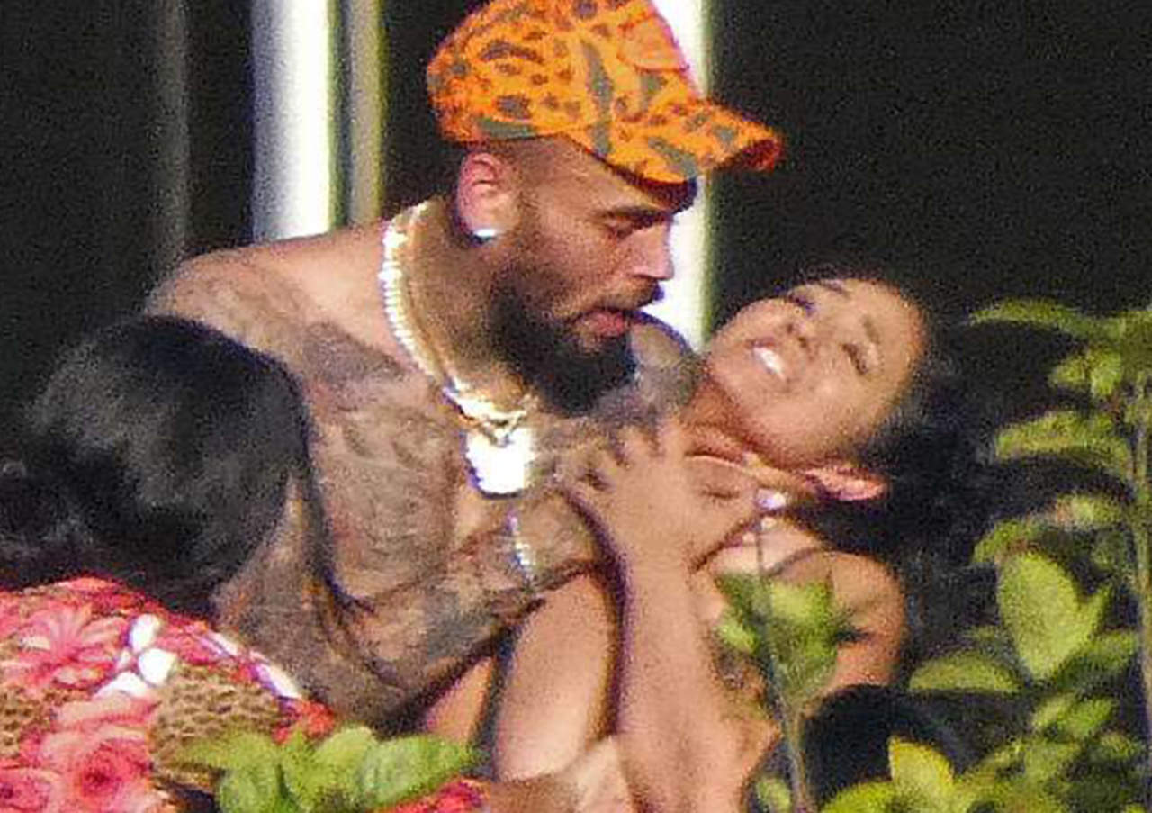 Captan a Chris Brown ahorcando a su actual novia. Noticias en tiempo real