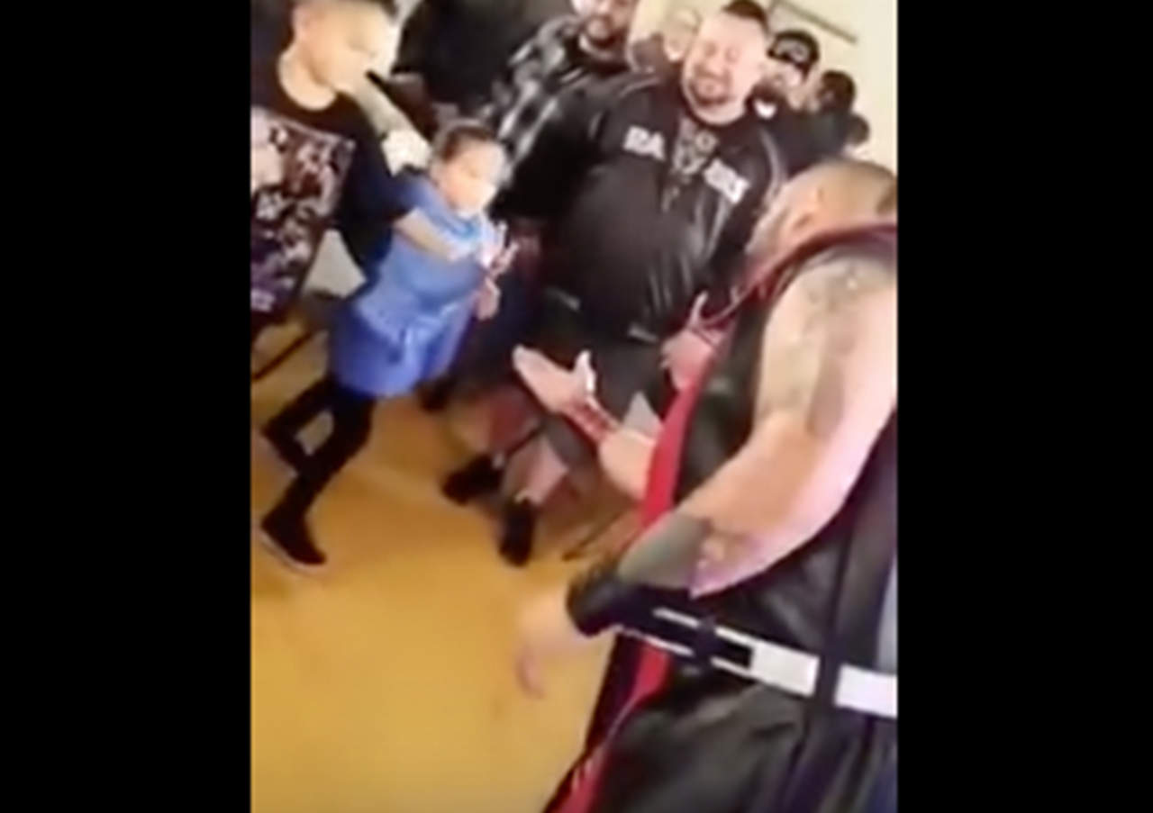 Luchador escupe su chicle a una niña como parte del show. Noticias en tiempo real