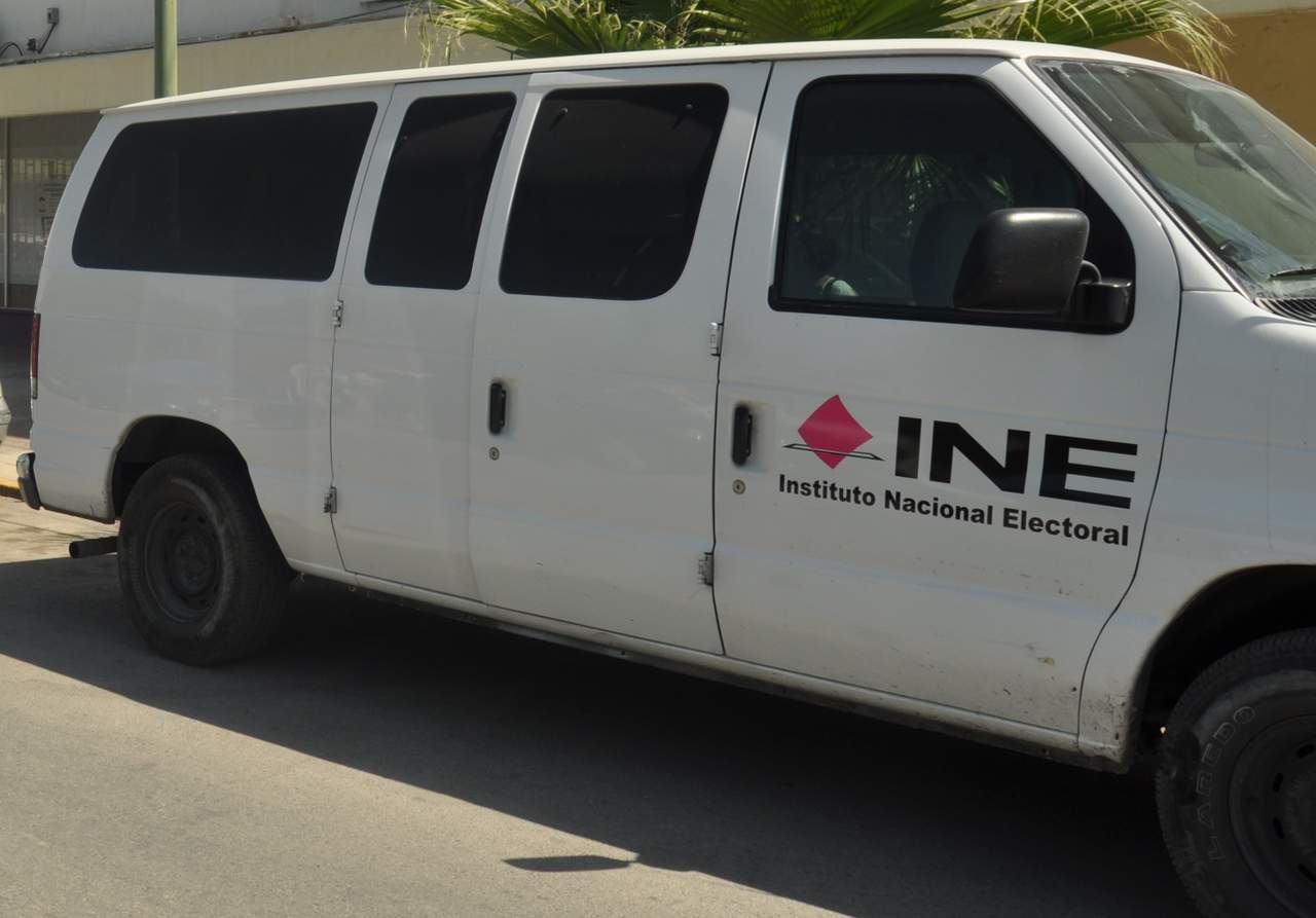 Roban dos vehículos oficiales del INE en Apatzingán. Noticias en tiempo real