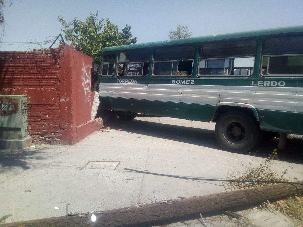 Chocan camiones en Torreón, uno se impacta contra una barda. Noticias en tiempo real