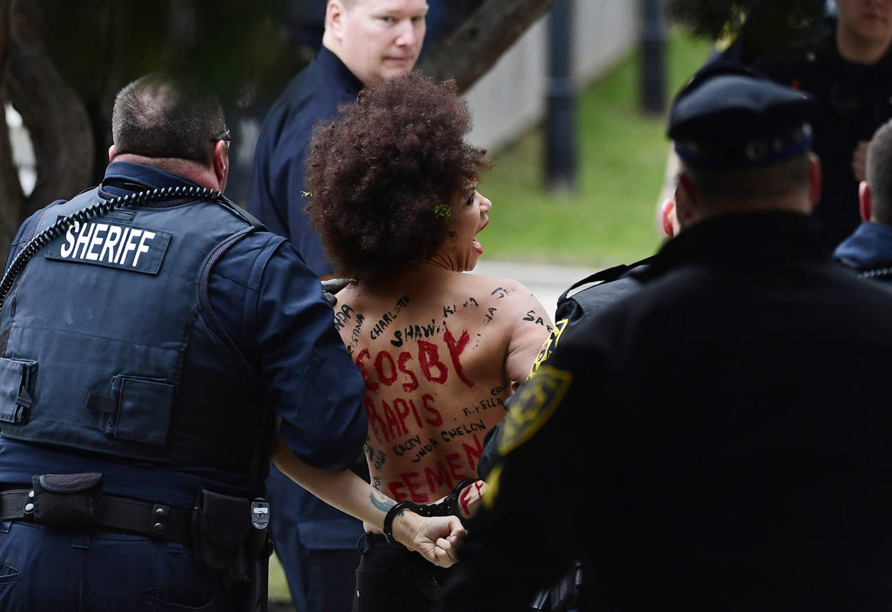 Mujer en topless protesta contra Cosby rumbo al segundo juicio. Noticias en tiempo real