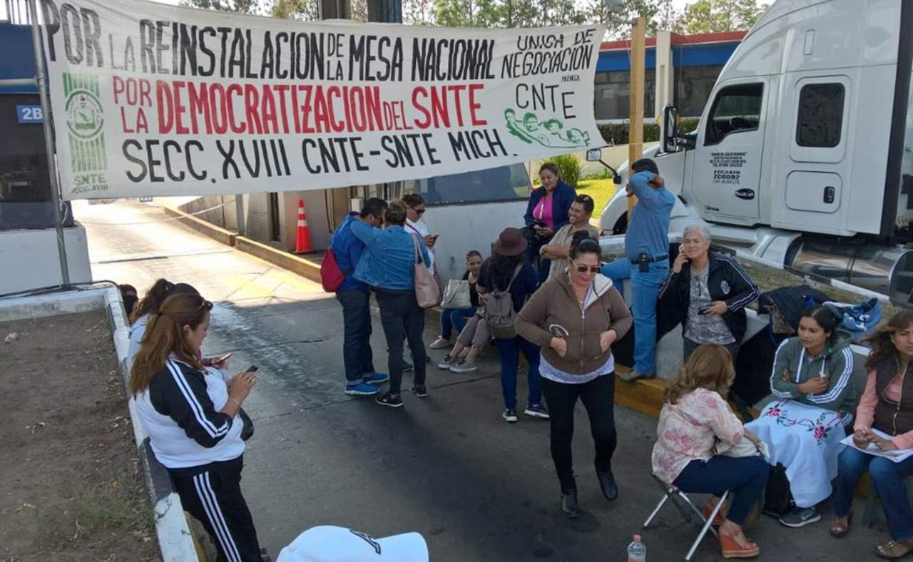 Libera CNTE casetas de cuota en Michoacán. Noticias en tiempo real