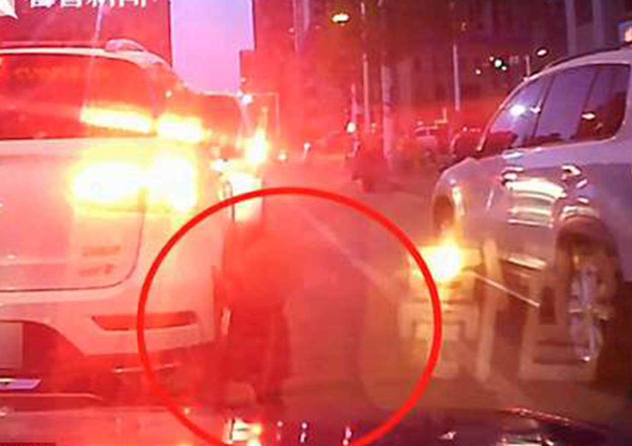 Taxista salva a bebé que cruzó solo calle transitada. Noticias en tiempo real