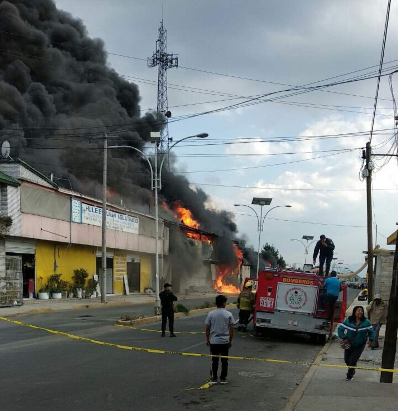 Se registra incendio en empresa de colchones en Ocoyoacac, Edomex. Noticias en tiempo real