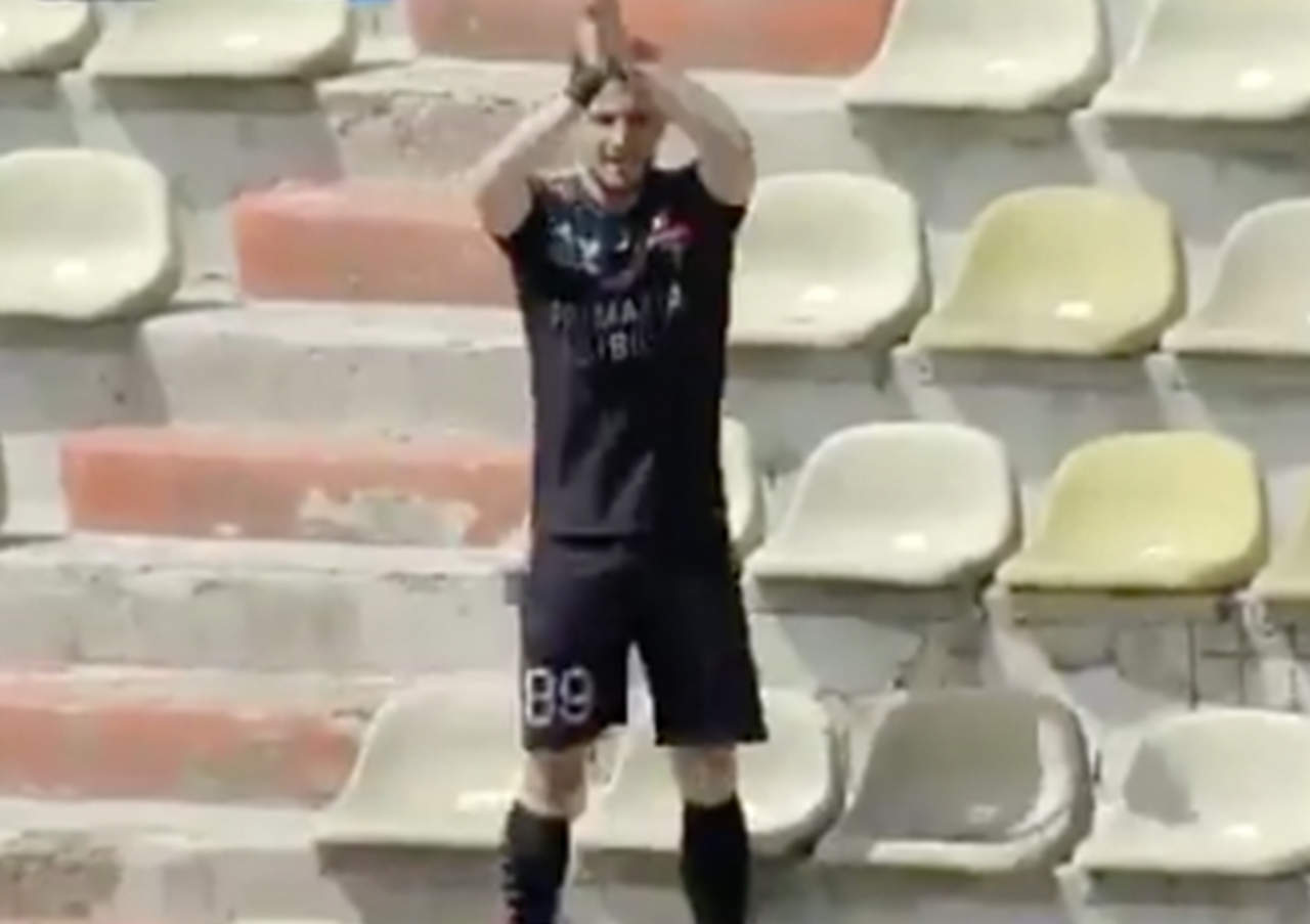 VIDEO: Jugador mete gol y él solo se aplaude la anotación. Noticias en tiempo real