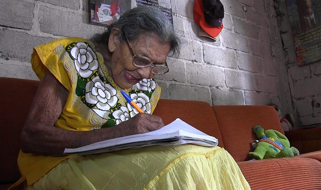A los 95 años, Lupita asiste a su primer día de preparatoria. Noticias en tiempo real