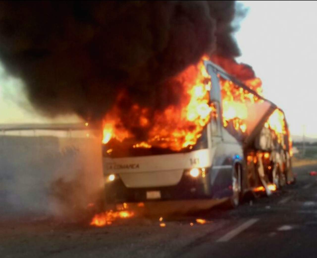 Camión arde en llamas en Gómez Palacio; sin lesionados. Noticias en tiempo real