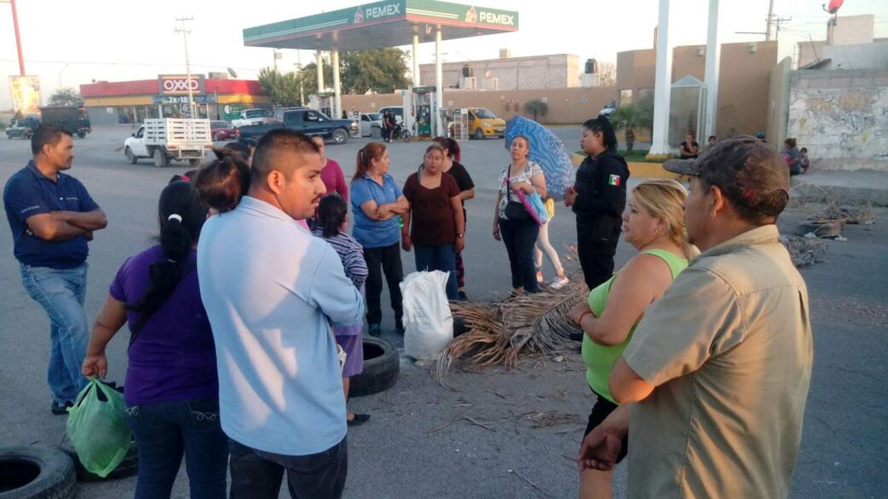 Bloquean carretera a Santa Fe en Torreón. Noticias en tiempo real