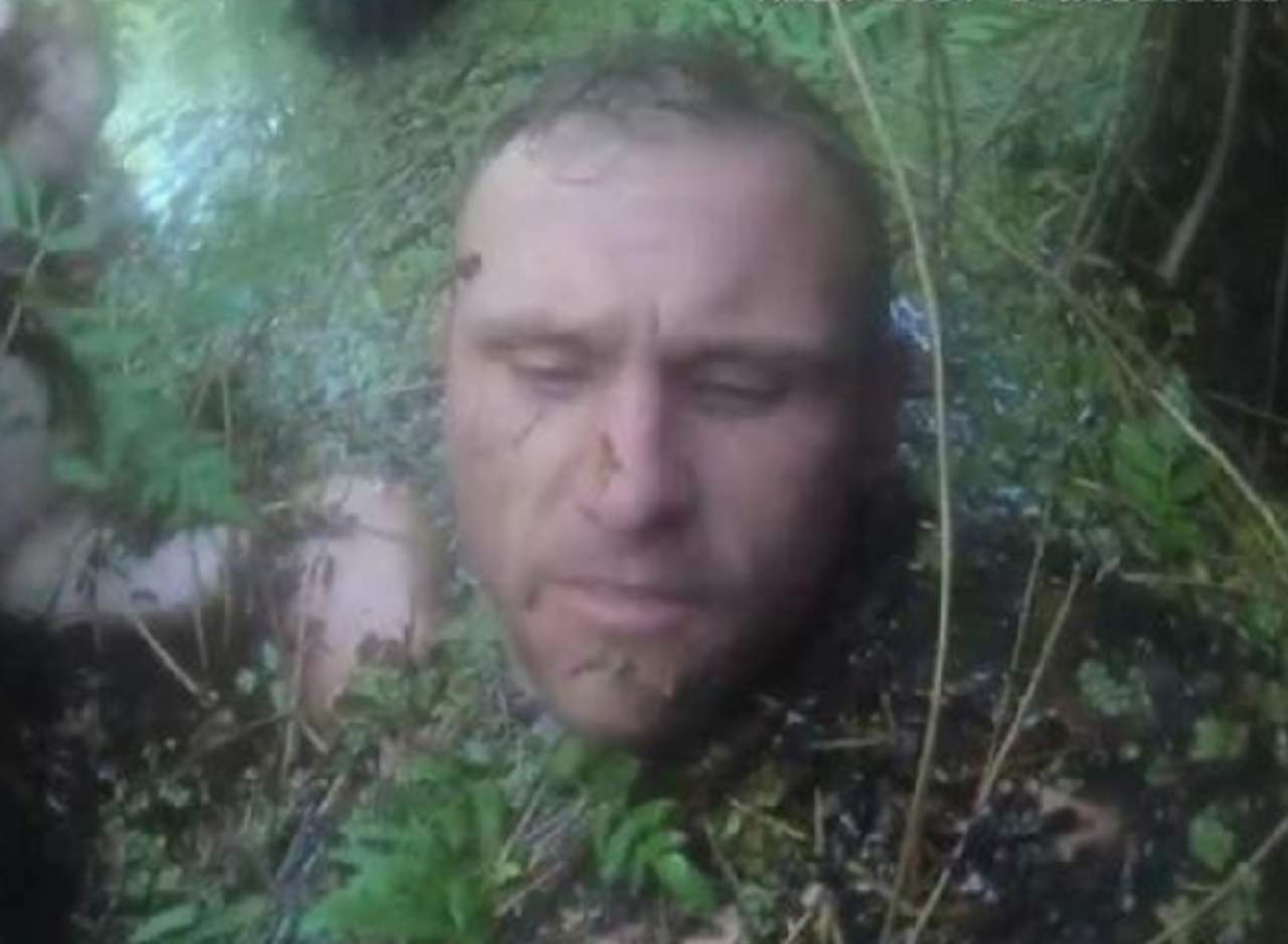 Huía de la policía pero se topó con un pantano y comenzó a hundirse. Noticias en tiempo real