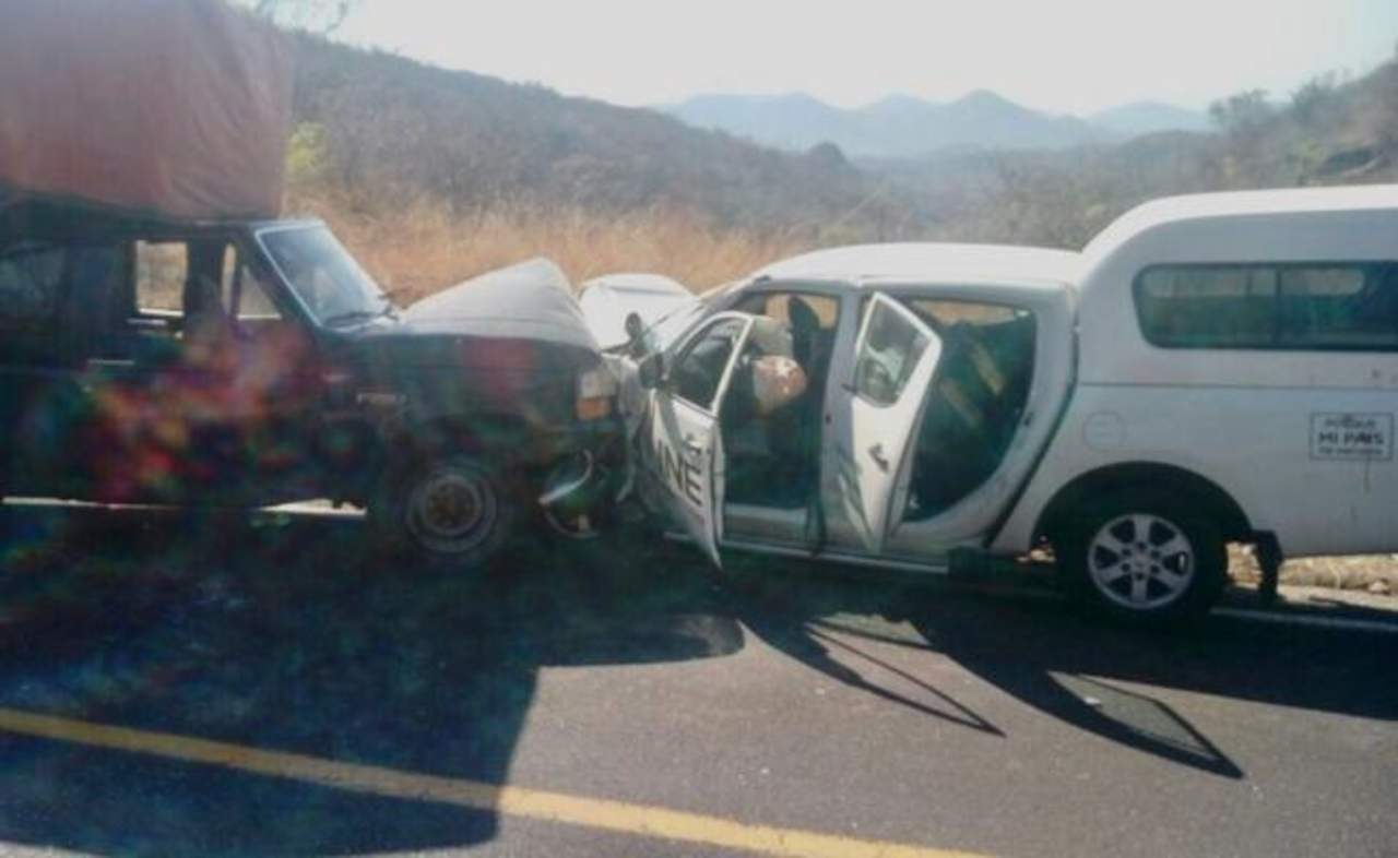 Empleados del INE sufren accidente carretero en Puebla. Noticias en tiempo real