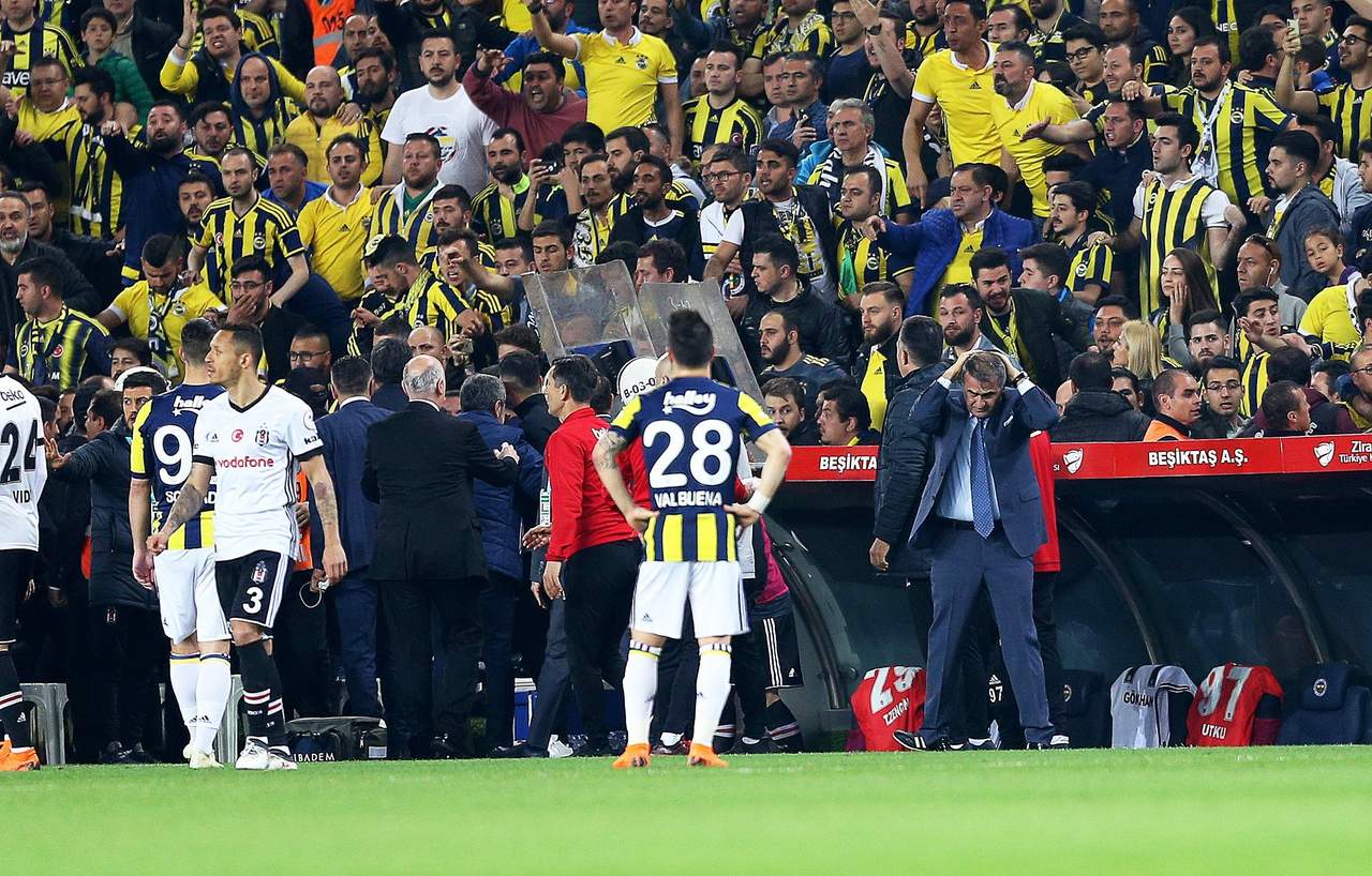 Suspenden el Fenerbahçe-Besiktas por agresiones. Noticias en tiempo real