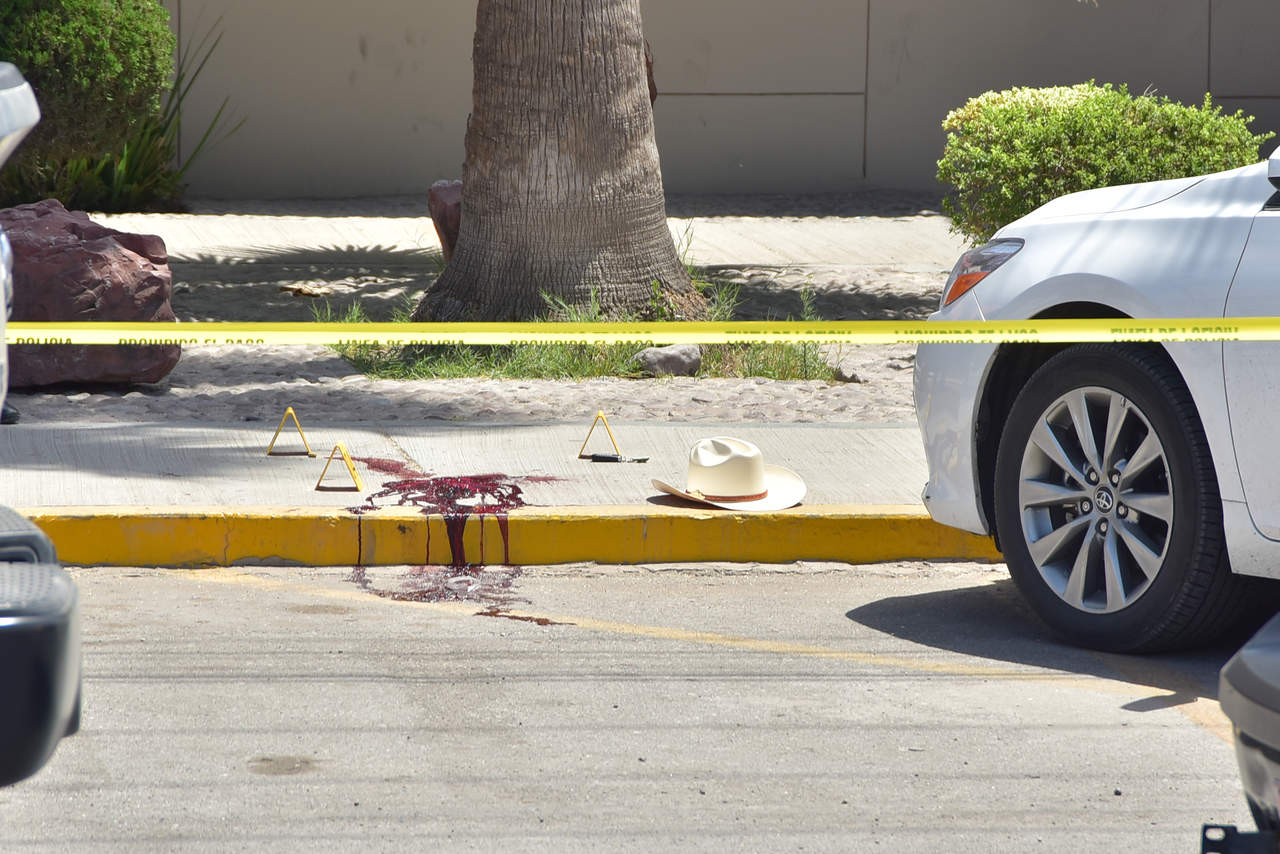 Matan a hombre y hieren a otro afuera de restaurante en Torreón. Noticias en tiempo real