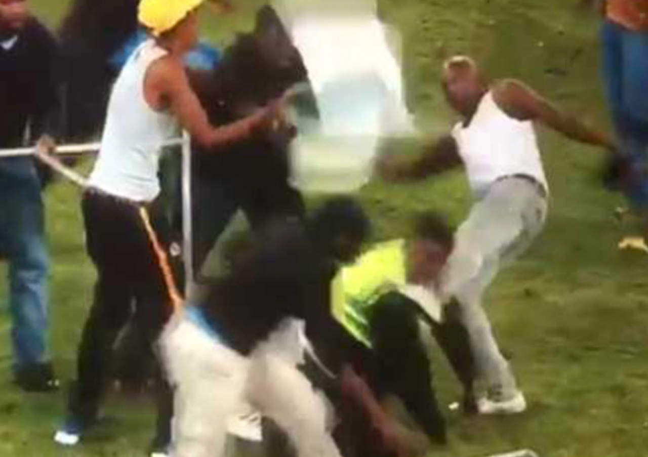 Violenta pelea se desata durante partido de futbol. Noticias en tiempo real