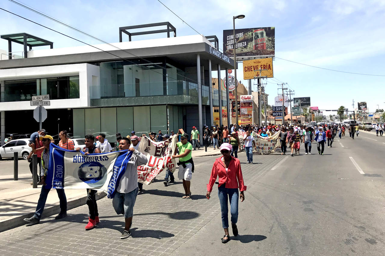 Sugiere EU a caravana migrante pedir asilo en México. Noticias en tiempo real