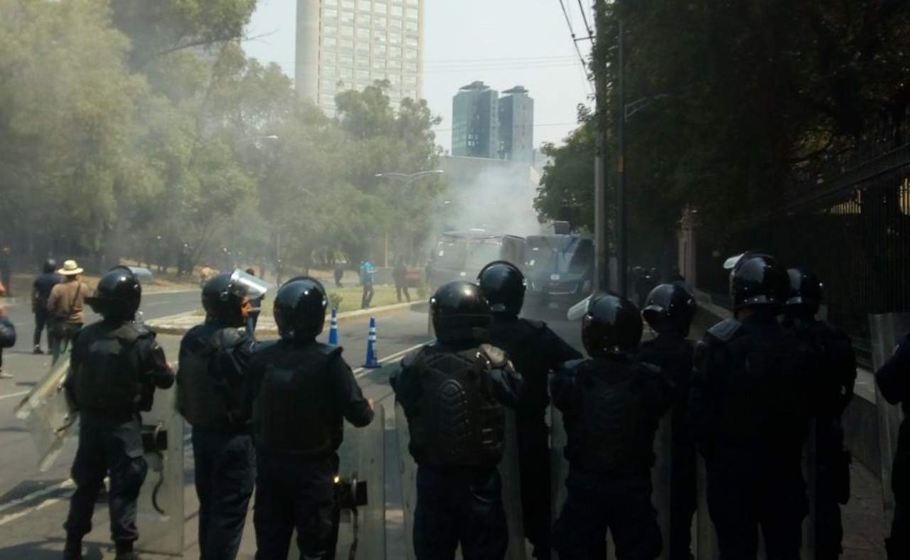 Manifestantes lanzan bombas molotov a policías en Chivatito. Noticias en tiempo real