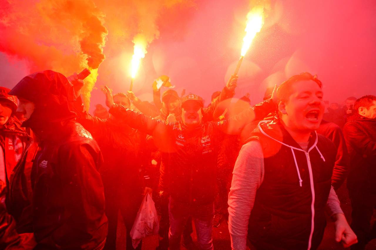 Radicales de Liverpool y Roma se enfrentan afuera del estadio. Noticias en tiempo real