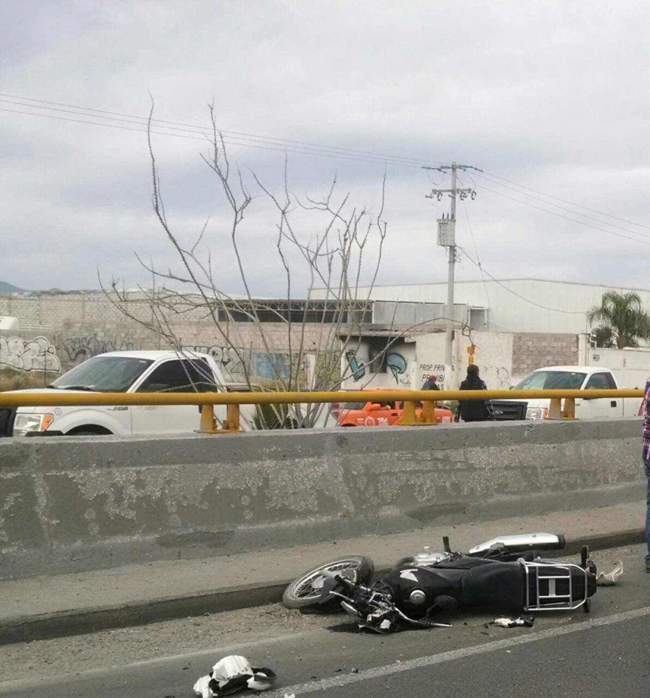Motociclista derrapa sobre puente Jabonoso de Gómez Palacio. Noticias en tiempo real