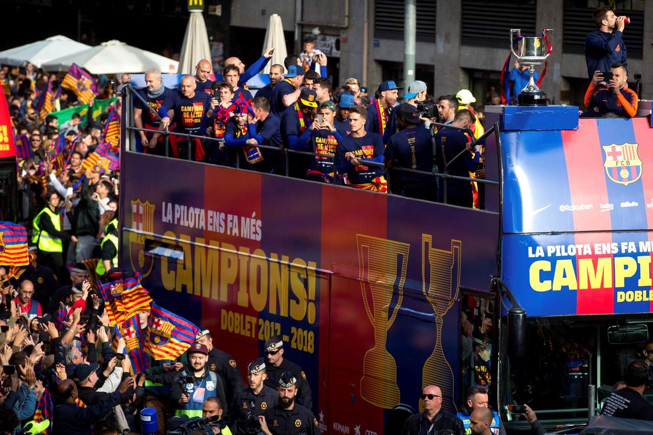 Barcelona celebra sus títulos con desfile. Noticias en tiempo real