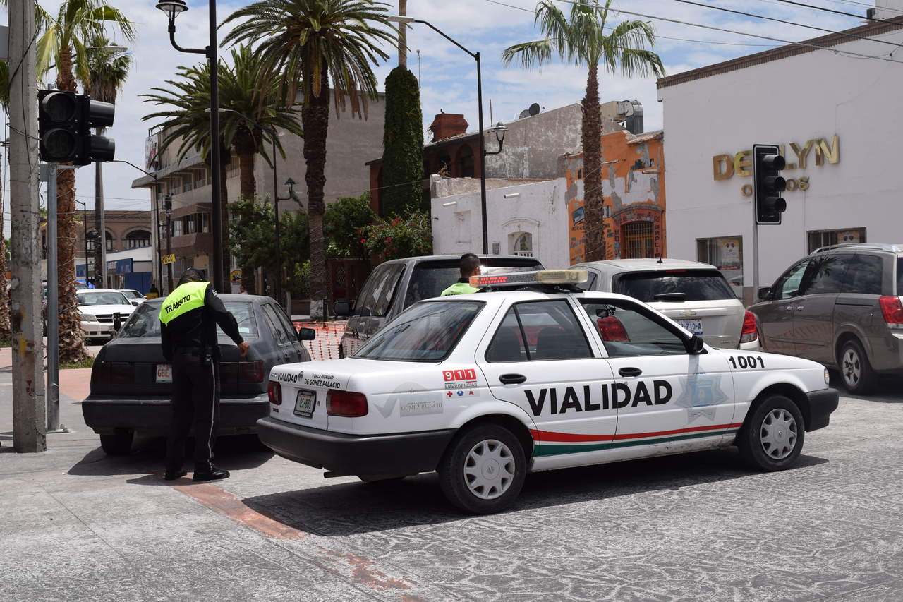 Aplican multas por estacionar vehículos en Paseo Independencia. Noticias en tiempo real