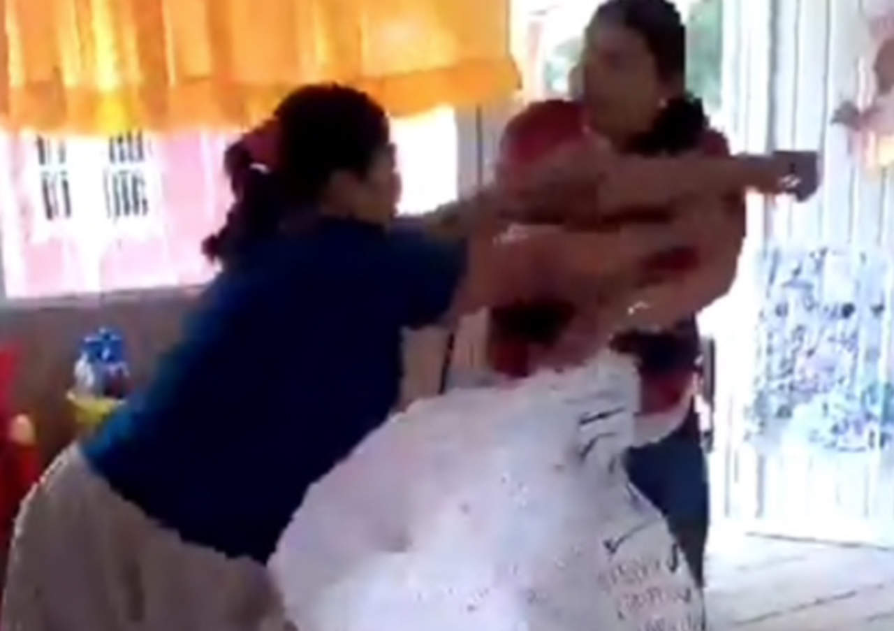 Mamá y maestra de kínder se involucran en fuerte pelea. Noticias en tiempo real