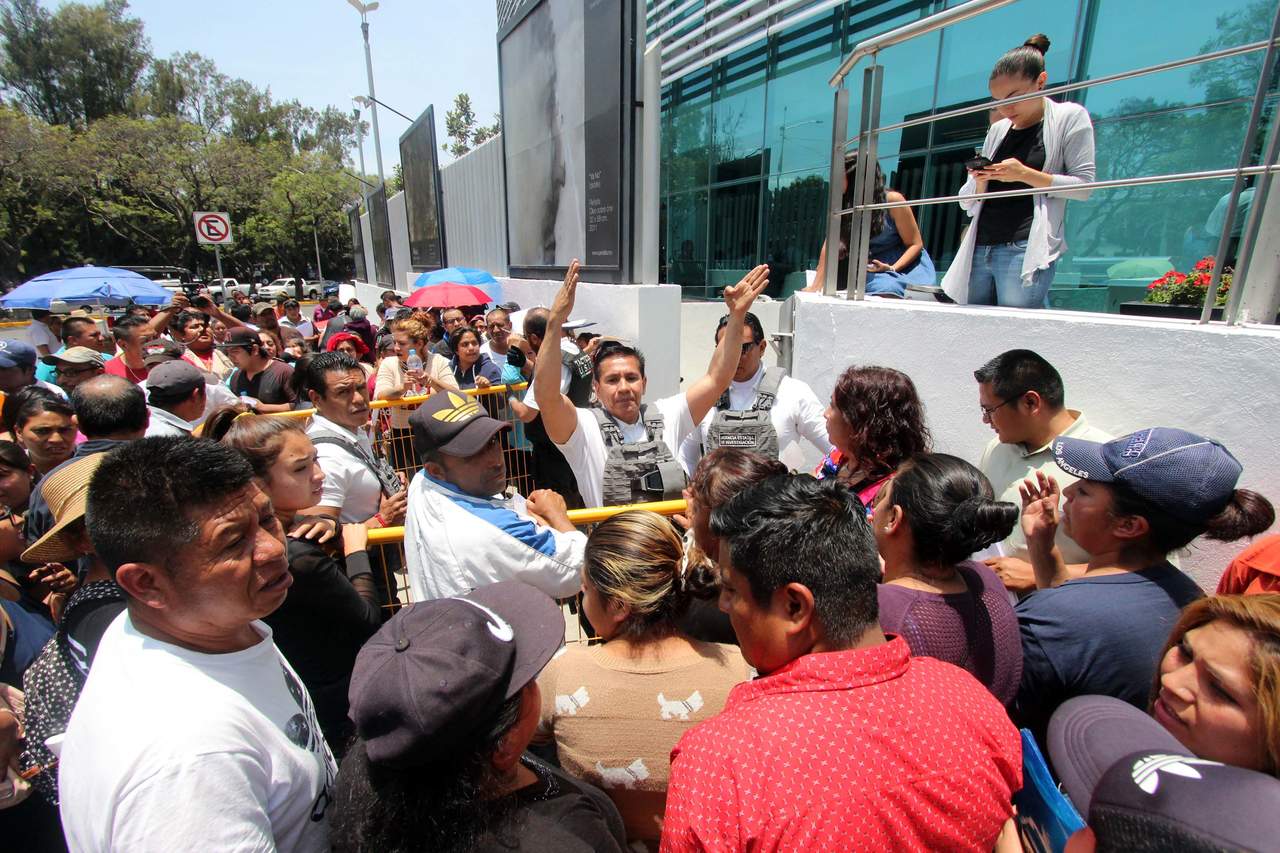 Trasladan a 136 policías detenidos a otro municipio en Puebla. Noticias en tiempo real